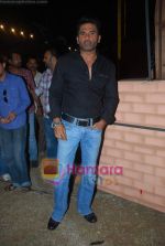 Sunil Shetty at Comedy Circus grand finale in Andheri Sports Complex on 7th Dec 2010 (4).JPG